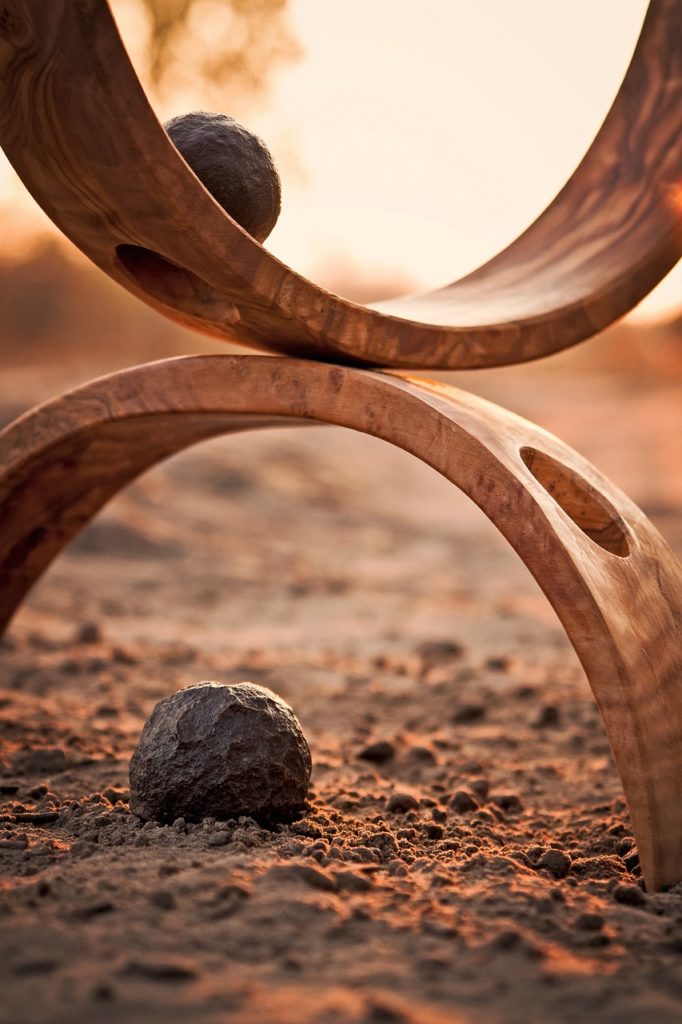 Anneaux de bois et pierres posées en équilibre, connotant l'équilibre intérieur.